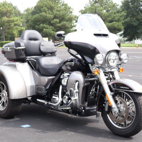 2017 Harley-Davidson® Tri Glide® Ultra Two-Tone Black Hills Gold/Black Quartz thumb 2