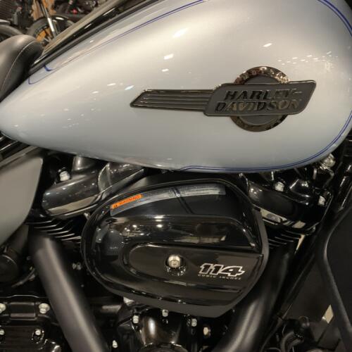 2025 Harley-Davidson® Tri Glide® Ultra Atlas Silver Metallic - Black Finish thumb 3