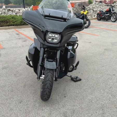 2025 Harley-Davidson® Street Glide® Ultra Vivid Black - Black Finish thumb 2
