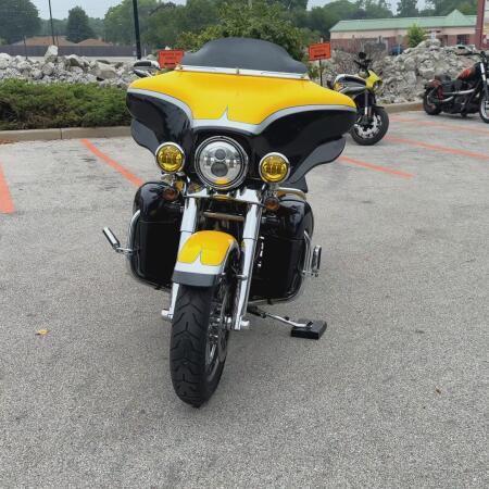 2012 Harley-Davidson® CVO™ Ultra Classic® Electra Glide® Crystal Citron & Diamond Dust with Big City thumb 2
