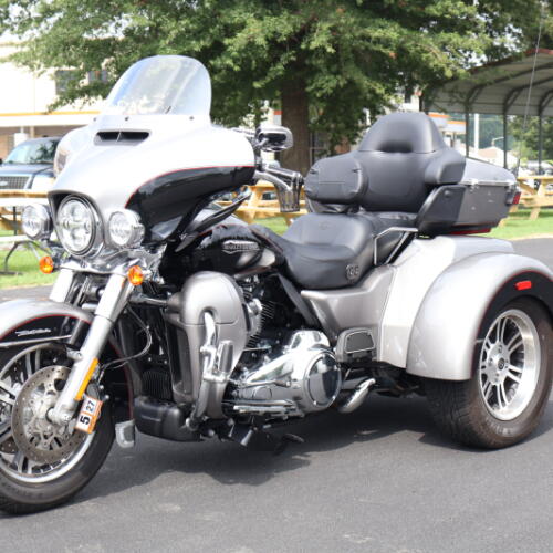 2017 Harley-Davidson® Tri Glide® Ultra Two-Tone Black Hills Gold/Black Quartz thumb 0