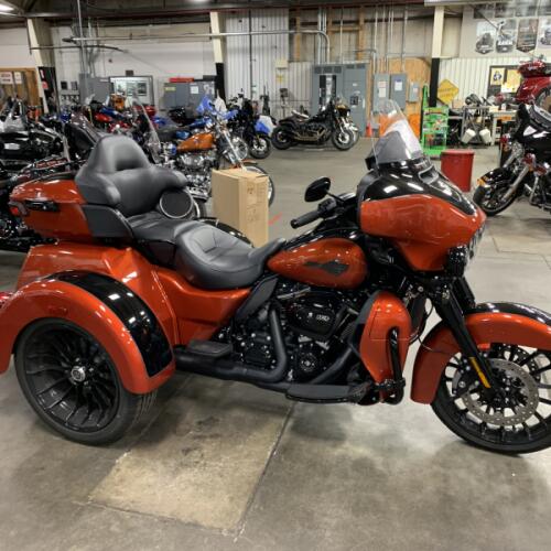 2025 Harley-Davidson® Tri Glide® Ultra Whiskey Fire / Vivid Black - Black Finish thumb 1