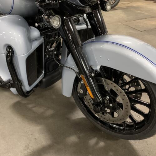 2025 Harley-Davidson® Tri Glide® Ultra Atlas Silver Metallic - Black Finish thumb 2