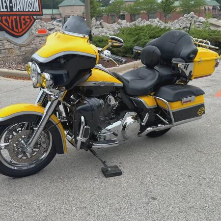 2012 Harley-Davidson® CVO™ Ultra Classic® Electra Glide® Crystal Citron & Diamond Dust with Big City thumb 1