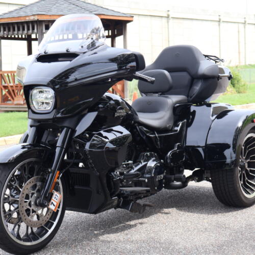 2026 Harley-Davidson® Street Glide 3 Limited Vivid Black Chrome Trim thumb 0
