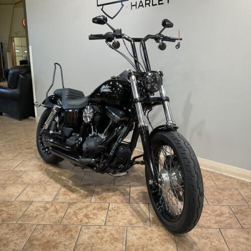 2016 Harley-Davidson® Street Bob® Vivid Black  FXDB thumb 2