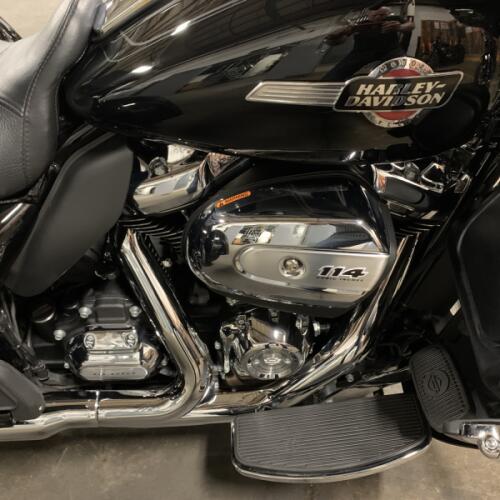 2023 Harley-Davidson® Tri Glide® Ultra Vivid Black thumb 3