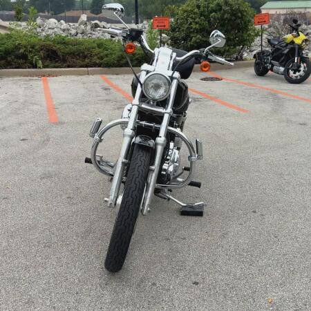 2004 Harley-Davidson® 1200 Custom Vivid Black thumb 2
