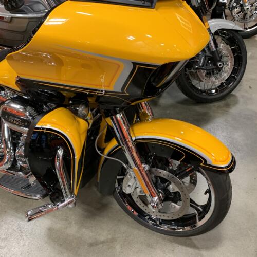 2022 Harley-Davidson® CVO™ Road Glide® Limited Hightail Yellow Pearl thumb 2