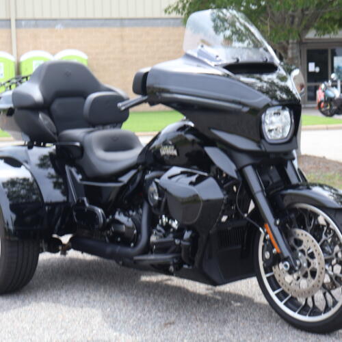 2026 Harley-Davidson® Street Glide 3 Limited Vivid Black Chrome Trim thumb 2