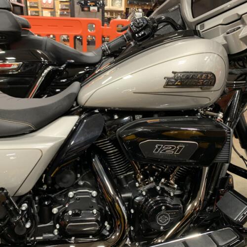2023 Harley-Davidson® CVO™ Street Glide® Dark Platinum w/Pinstripe thumb 3