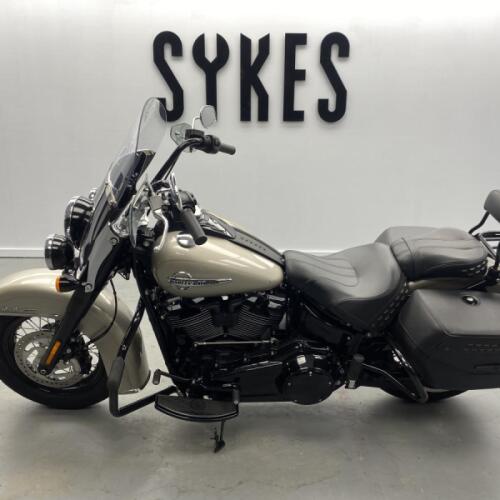 2018 Harley-Davidson FLHC Softail Heritage Classic in Silver Fortune thumb 1