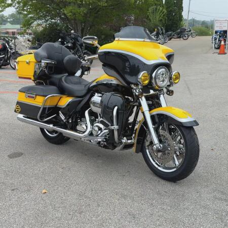 2012 Harley-Davidson® CVO™ Ultra Classic® Electra Glide® Crystal Citron & Diamond Dust with Big City thumb 3