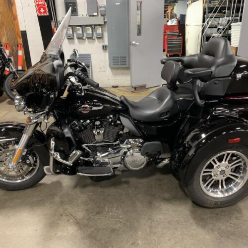 2023 Harley-Davidson® Tri Glide® Ultra Vivid Black thumb 0