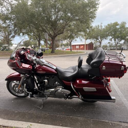 2011 Harley-Davidson® CVO™ Road Glide® Ultra Billiard Red/Vivid Black — Black Finish thumb 2