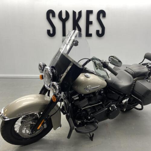 2018 Harley-Davidson FLHC Softail Heritage Classic in Silver Fortune thumb 2