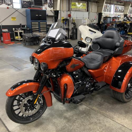 2025 Harley-Davidson® Tri Glide® Ultra Whiskey Fire / Vivid Black - Black Finish thumb 3