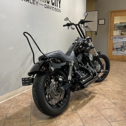 2016 Harley-Davidson® Street Bob® Vivid Black  FXDB thumb 1