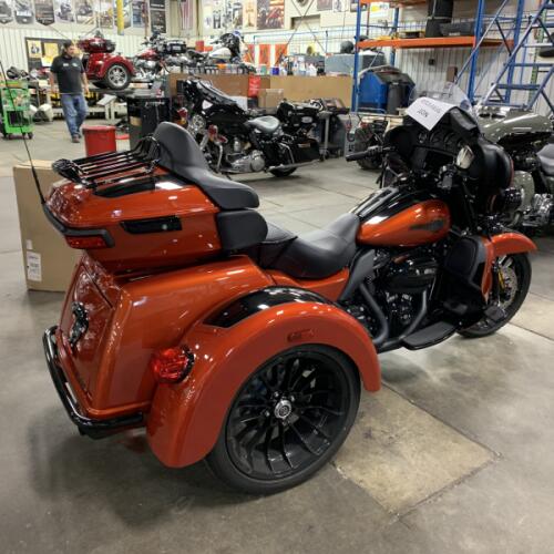 2025 Harley-Davidson® Tri Glide® Ultra Whiskey Fire / Vivid Black - Black Finish thumb 0