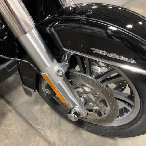 2023 Harley-Davidson® Tri Glide® Ultra Vivid Black thumb 2
