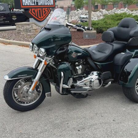 2024 Harley-Davidson® Tri Glide® Ultra Alpine Green / Vivid Black thumb 1
