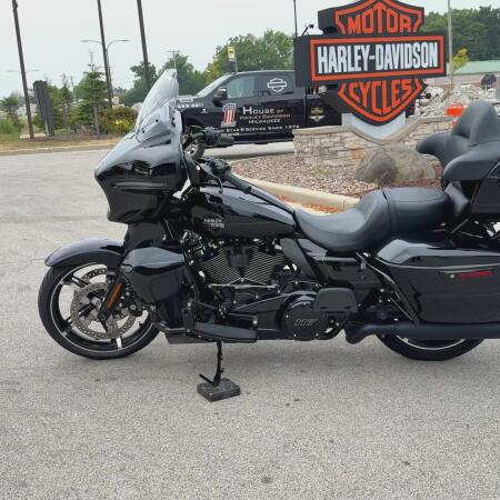 2025 Harley-Davidson® Street Glide® Ultra Vivid Black - Black Finish thumb 0