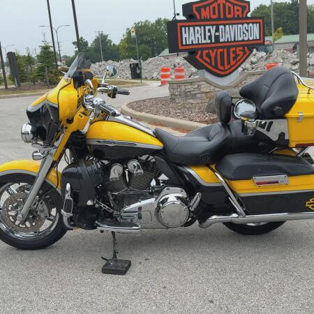 2012 Harley-Davidson® CVO™ Ultra Classic® Electra Glide® Crystal Citron & Diamond Dust with Big City thumb 0