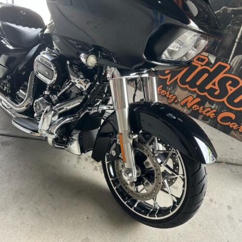 2023 Harley-Davidson® Road Glide® Special Vivid Black Chrome Trim thumb 3