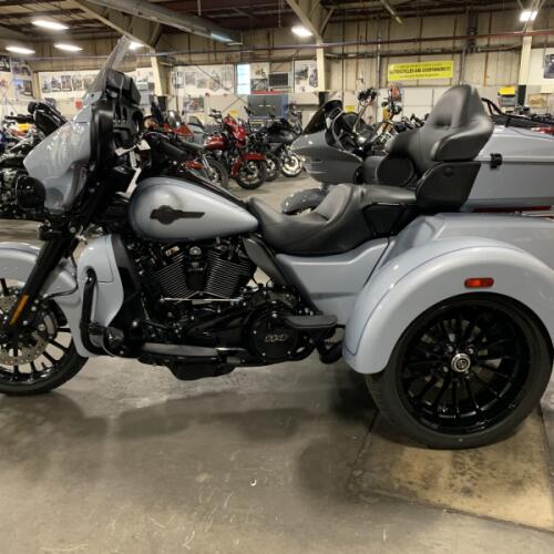 2025 Harley-Davidson® Tri Glide® Ultra Atlas Silver Metallic - Black Finish thumb 0