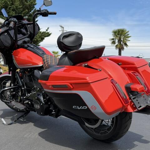 2024 Harley-Davidson® CVO™ Street Glide® Legendary Orange thumb 1