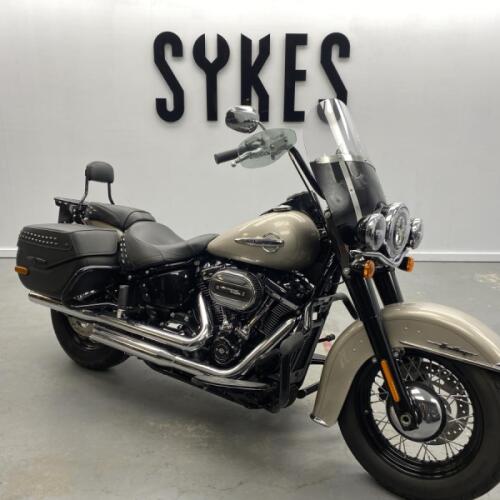 2018 Harley-Davidson FLHC Softail Heritage Classic in Silver Fortune thumb 3