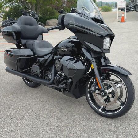 2025 Harley-Davidson® Street Glide® Ultra Vivid Black - Black Finish thumb 3