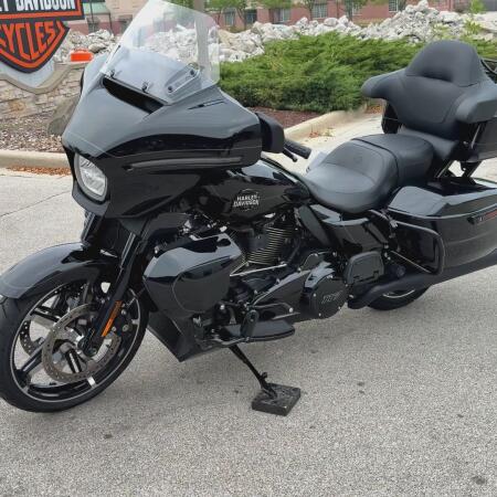 2025 Harley-Davidson® Street Glide® Ultra Vivid Black - Black Finish thumb 1