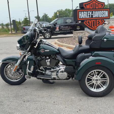 2024 Harley-Davidson® Tri Glide® Ultra Alpine Green / Vivid Black thumb 0