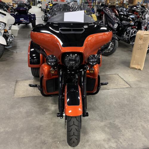 2025 Harley-Davidson® Tri Glide® Ultra Whiskey Fire / Vivid Black - Black Finish thumb 2
