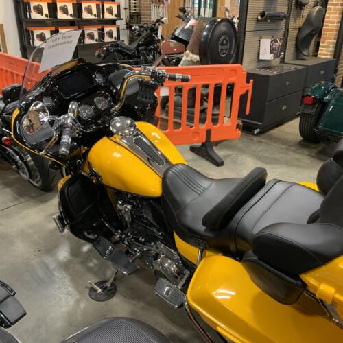 2022 Harley-Davidson® CVO™ Road Glide® Limited Hightail Yellow Pearl thumb 0
