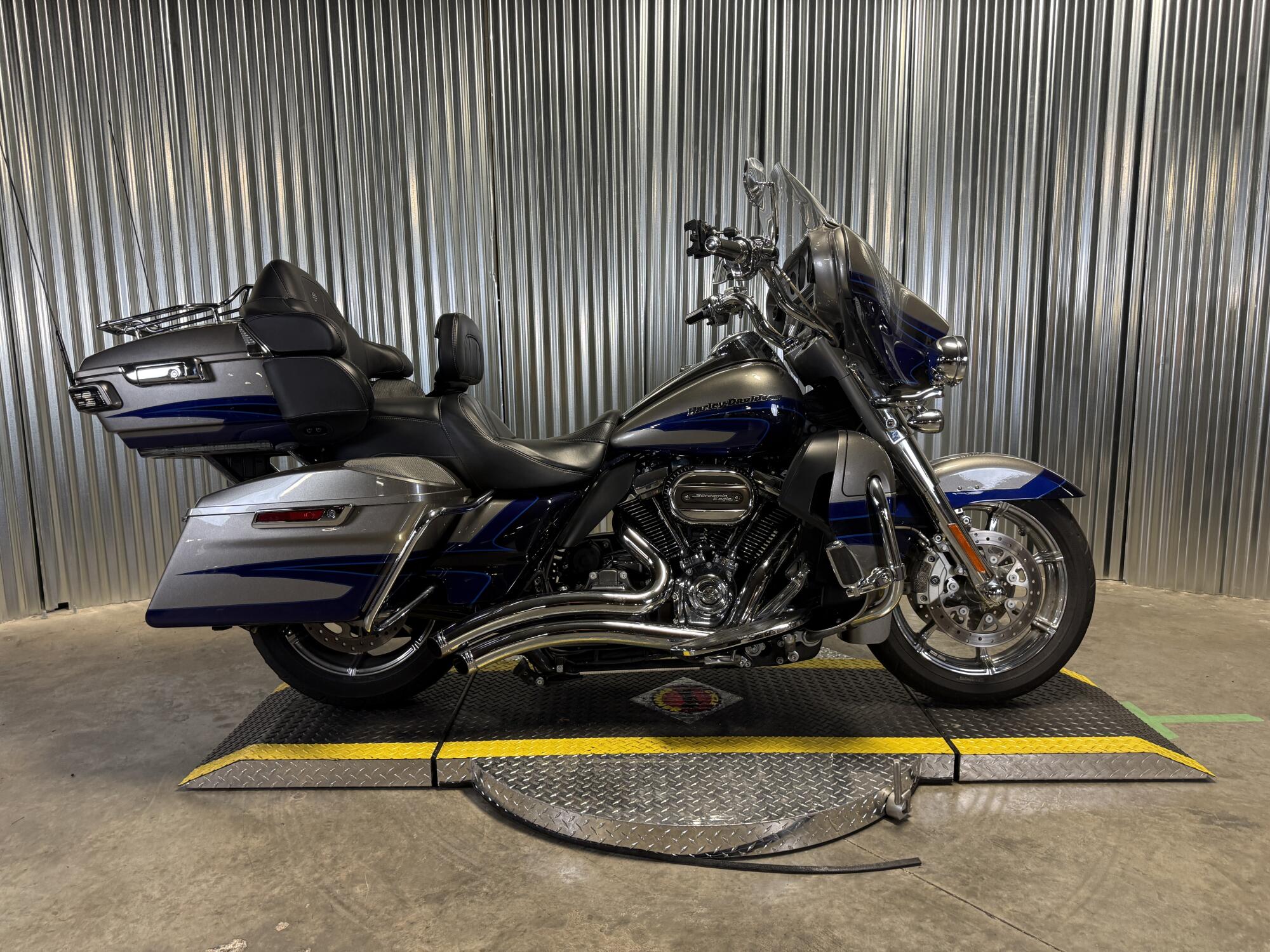 2018 Harley-Davidson® CVO™ Limited SILVER/BLU