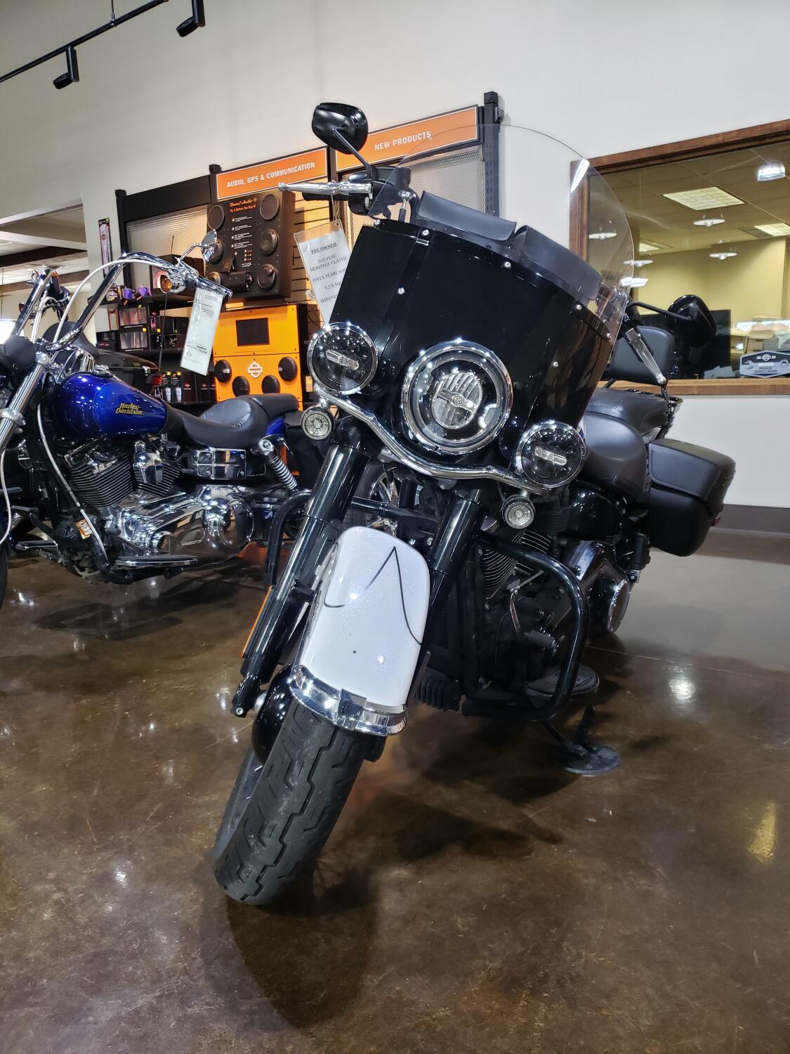2025 Harley-Davidson® Heritage Classic White Onyx w/Laced Wheels
