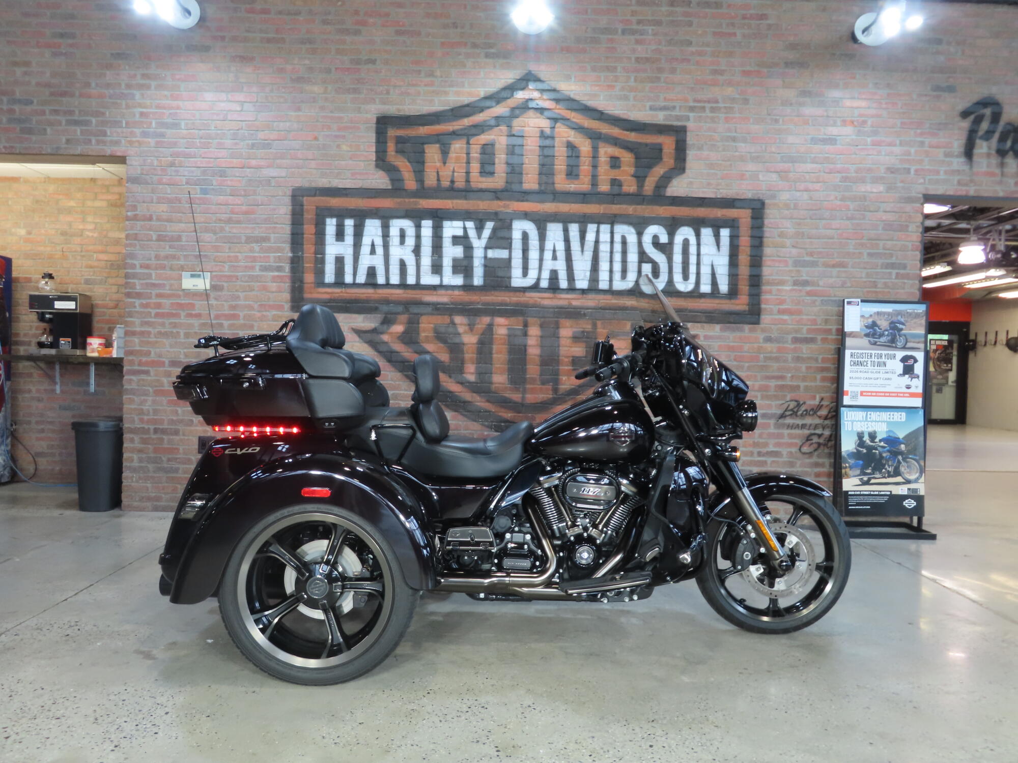 2021 Harley-Davidson® CVO™ Tri Glide® FLHTCUTGSE