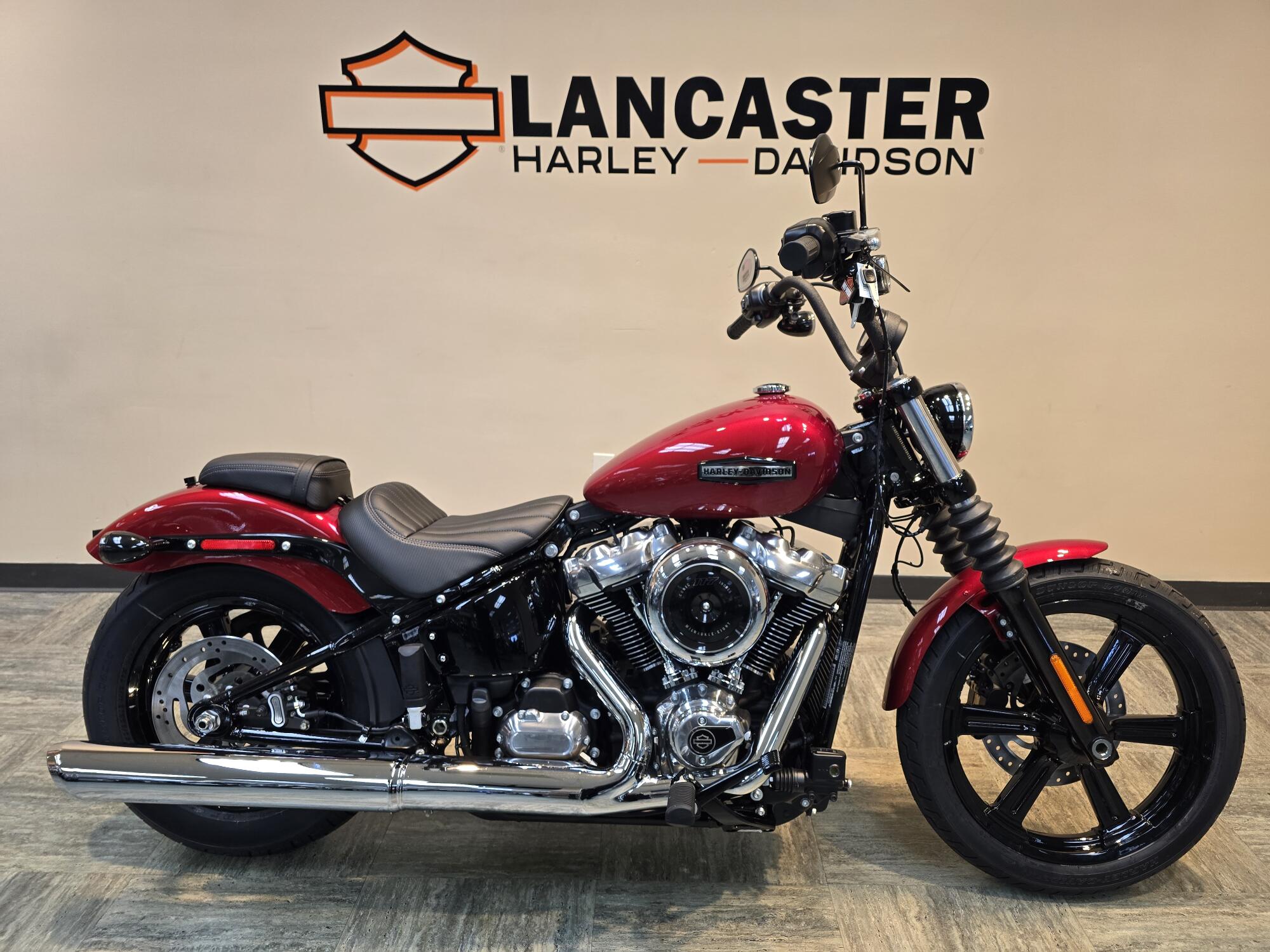 2026 Harley-Davidson® Street Bob® Brilliant Red Chrome Cast Wheels FXBB