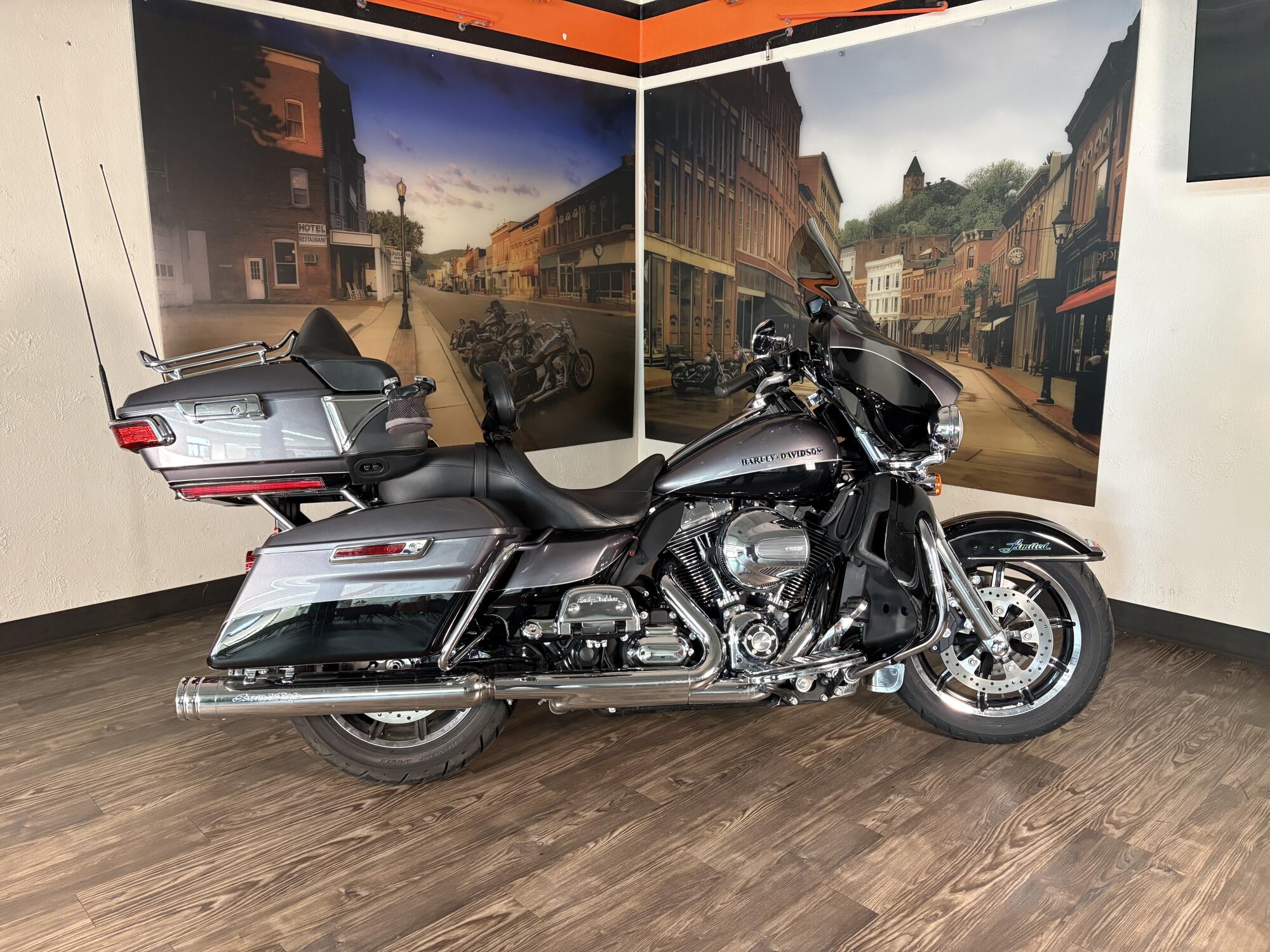2014 Harley-Davidson® Electra Glide® Ultra Limited Two-Tone Charcoal Pearl/Brilliant Silver Pearl