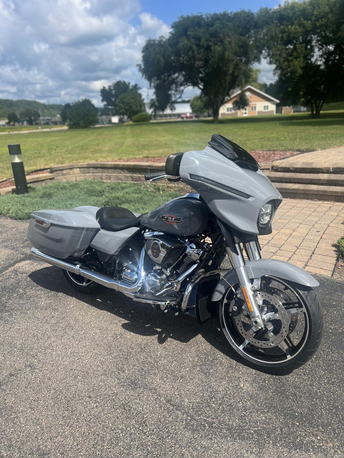 2026 Harley-Davidson® Street Glide® Dark Billiard Gray Chrome Trim