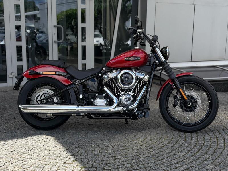 2026 Harley-Davidson® Street Bob® Brilliant Red Chrome Laced Wheels