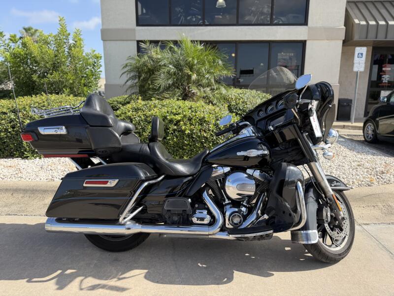 2014 Harley-Davidson® Ultra Limited BLACK PEACE OFFICER W/ PINS