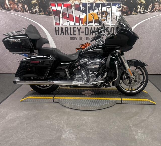 2017 FLTRXS Road Glide® Special