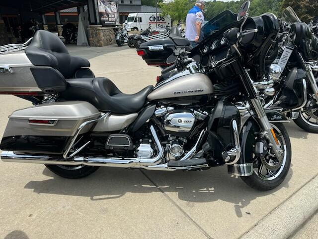 2018 Harley-Davidson® Ultra Limited SLVFRTN/BLKTPST W/PINSTRIPE