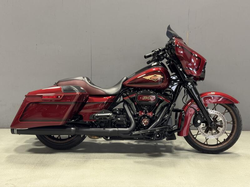 2023 Harley-Davidson® Street Glide® Special Heirloom Red Fade