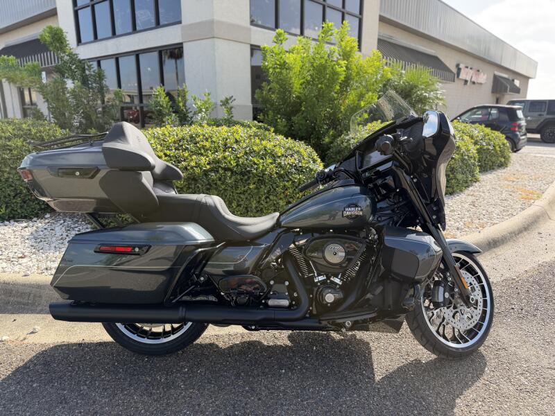 2026 Harley-Davidson® Street Glide Limited Iron Horse Metallic Chrome Trim