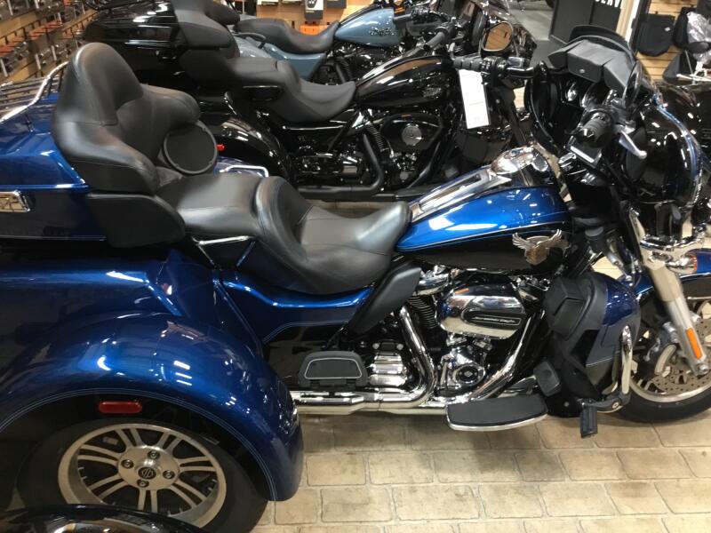 2018 Harley-Davidson® 115th Anniversary Tri Glide® Ultra Legend Blue/Vivid Black