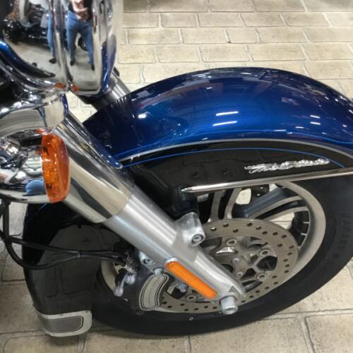 2018 Harley-Davidson® 115th Anniversary Tri Glide® Ultra Legend Blue/Vivid Black thumb 2